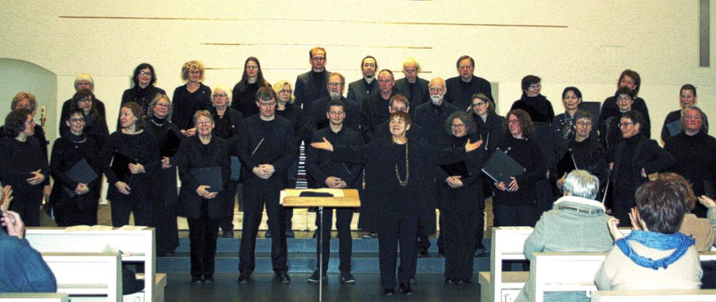 Applaus: Die Sänger des Ebinger Kammerchors am Ende des Konzerts in Frommern.  Foto: Lüken Foto: Schwarzwälder Bote