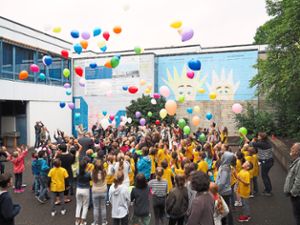 Zur Feier des Sanierungsbeginns ließen die Grundschüler Luftballons steigen. Foto: Mutschler Foto: Schwarzwälder-Bote