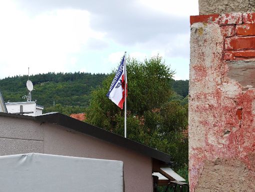 Diese Fahne mit dem Schriftzug Deutschland und dem Adler mit gespreizten Schwingen pflegte der Angeklagte bis zu seiner Inhaftierung im August zu hissen.  Foto: Eyrich