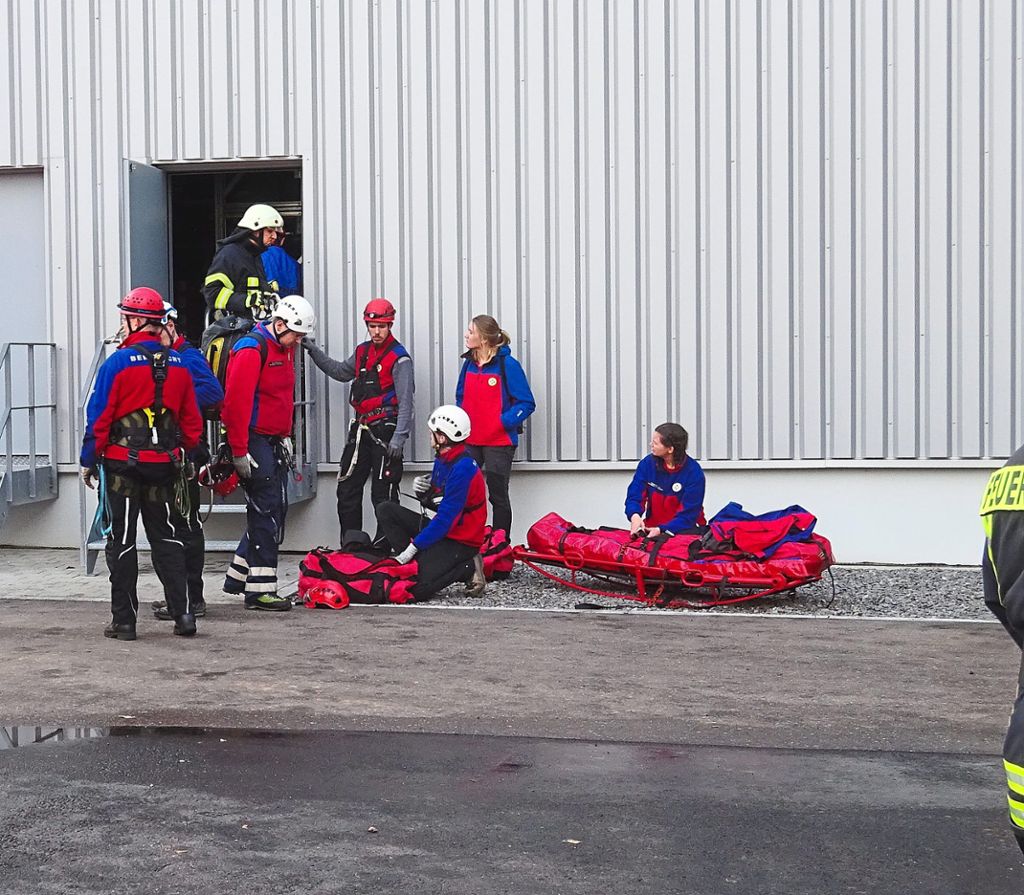 Bergwacht und Feuerwehr absolvieren eine gemeinsame Übung. Das fördert die Zusammenarbeit und bringt viele neue Erkenntnisse.  Fotos: Feuerwehr