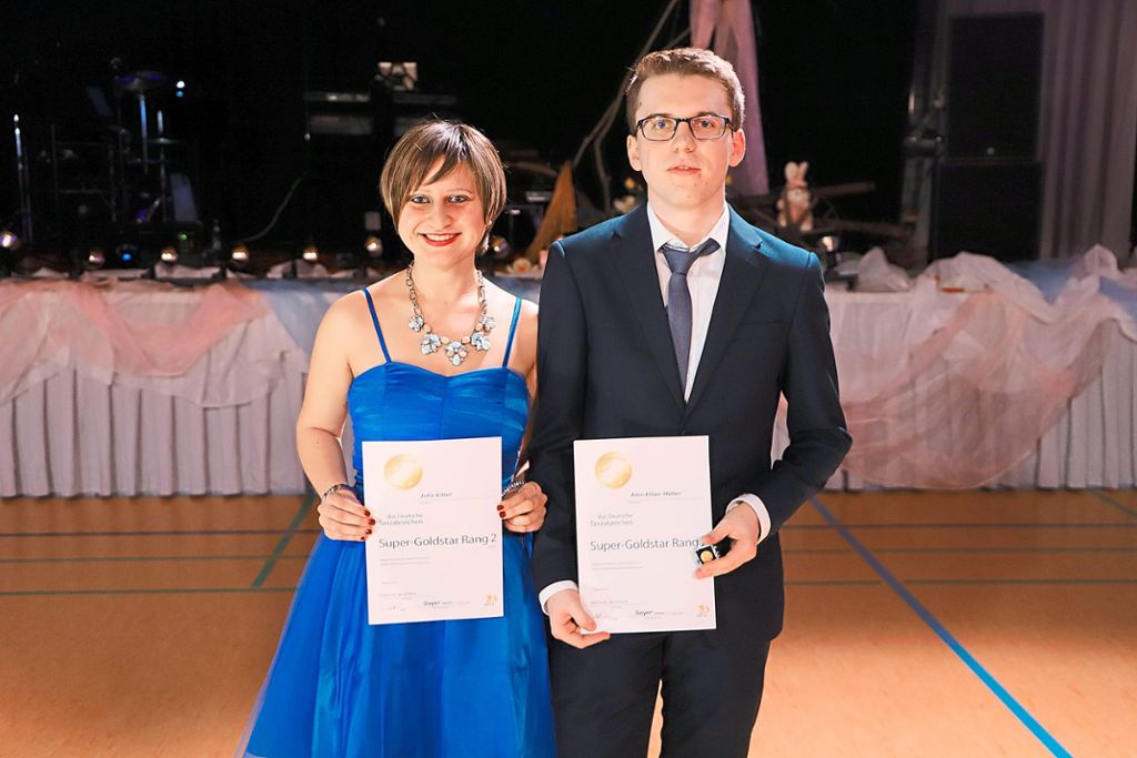 Die dritte Prüfung zum Goldstar Rang ll mit Urkunde und Nadel, haben am  Frühlingsball der Tanzschule Gayer Alex-Killian Müller und Julia Kittel bestanden.