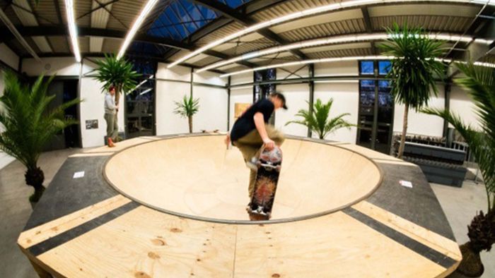 Eine  Holzbowl lockt Skater in  die Kunsträume