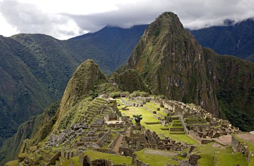 Reise in die Vergangenheit: Die um das Jahr 1450 errichtete Inka-Stadt Machu Picchu in den peruanischen Anden gilt als eines der größten Weltwunder der Architektur. Die aus massiven Steinblöcken errichteten Mauern und Gebäude fügen sich ideal in die Landschaft  des 2430 Meter hohen Berggipfels ein. Foto: Imago/imagebroker/G. Lacz