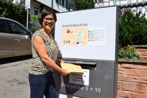 Um Punkt 12 Uhr wirft Anabel Hirsch ihre Bewerbungsunterlagen in den Briefkasten. Foto: Rousek