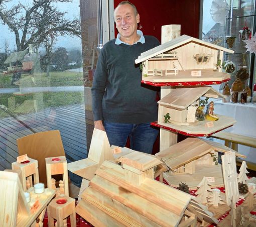 Der Mühlhausener Peter Ceschan prsäentiert in der Vorweihnachtszeit erstmals seine selbst gebauten Krippen. ﻿  Foto: Bombardi Foto: Schwarzwälder Bote