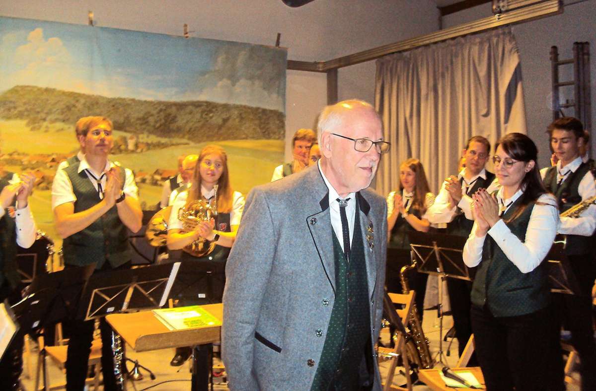 Der nach 20 Jahren scheidende Dirigent Wolfgang Weber verneigt sich vor dem Publikum. Seine Musiker nehmen mit stehendem Applaus Abschied. Foto: Simon Bäurer 