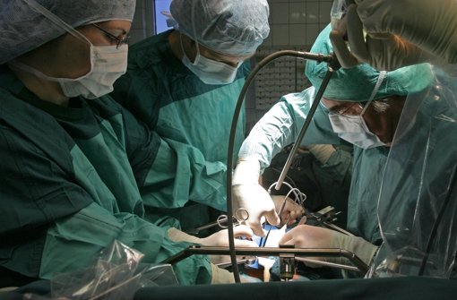 Rund 8000 Dialysepatienten warten in Deutschland auf eine Nierentransplantation. Ihre Zahl ist fast dreimal so hoch wie die der pro Jahr übertragenen Organe. Im Jahr 2013 wurden 2272 Patienten transplantiert. Die  Wartezeit auf eine Transplantation beträgt im Schnitt sechs Jahre Foto: dpa
