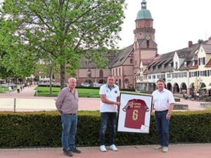 Harald Kläger, Reiner Finkbeiner und Wolfgang Gutekunst (von links)  präsentieren Jürgen Klopps Geschenk. Foto: Reimer