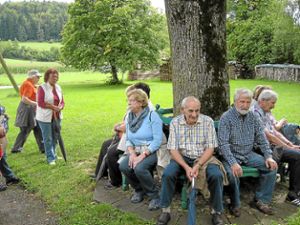 Auf den Bänken bei der Wendelinskapelle in Heiligenzimmern konnten sich  die Mitglieder der Herzsportgruppe im SV Weildorf bei ihrer Wanderung entspannen. Foto:  Frank Foto: Schwarzwälder-Bote