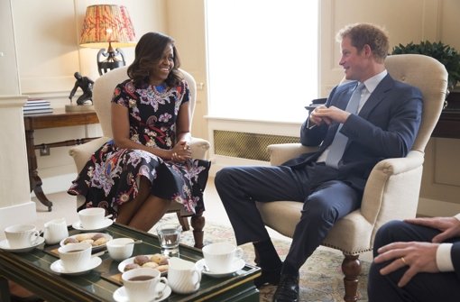 Michelle Obama und Prinz Harry plaudern bei einer Tasse Tee. Foto: Amanda Lucidon/White House/dpa