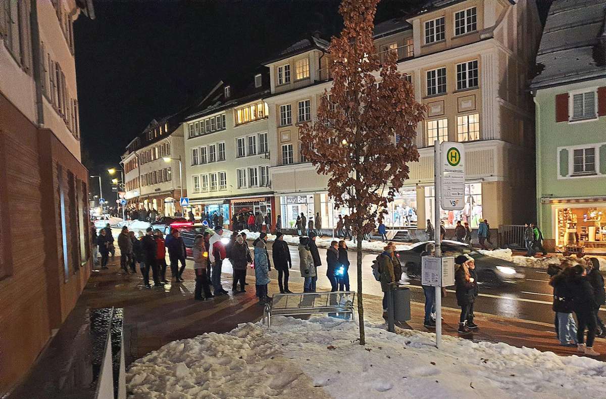Die Loßburger Straße auf der einen Seite rauf und auf der anderen wieder runter gingen die Demo-Teilnehmer. Foto: Müller