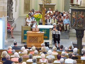 Carmen Jauch   spielt an der Truhenorgel, Birgit Rosner begleitet an der Flöte: Zahlreiche Zuhörer lassen sich von der musikalischen Vielfalt des gelungenen Konzerts in der Balinger Stadtkirche begeistern.  Foto: Meinert Foto: Schwarzwälder Bote