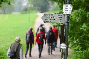 Tausende von Arbeitsstunden stecken die Mitglieder der Ortsverbände des Schwarzwaldvereins  in die Beschilderung der Wanderwege.  Foto: Seeger Foto: Schwarzwälder-Bote