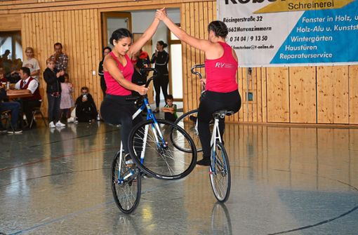 Aleyna Su und Dorothea Müller vom Radfahrverein Herrenzimmern zeigen bei ihren Darbietungen tolle Leistungen. Foto: Riedlinger