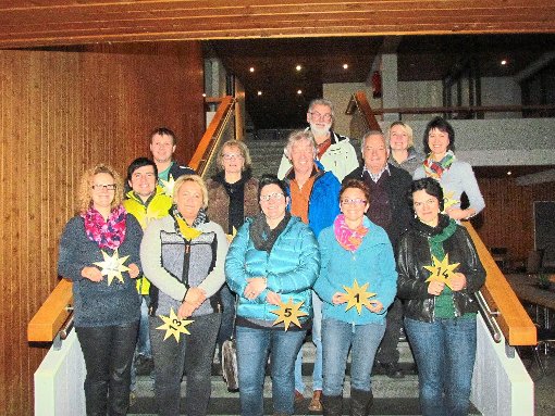 Ein Großteil der Teilnehmer am lebendigen Adventskalender erhält von Daniela Schuler (links) die Sterne.  Foto: Kammerer Foto: Schwarzwälder-Bote