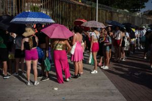 Mit Schirmen schützen sich die Menschen beim Taylor-Swift-Konzert vor der sengenden Sonne. Foto: AFP/TERCIO TEIXEIRA