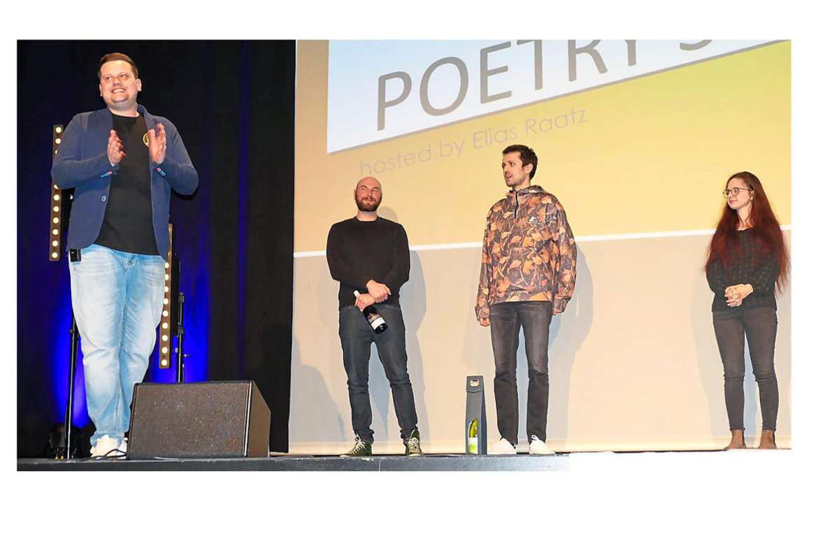 Elias Raatz (von links) erhält vom Publikum und den Slam-Poetern Marvin Suckut, Fabian Navarro und Anna Lisa Azur reichlich Beifall für die Organisation des Poetry Slam. Foto: Bombardi