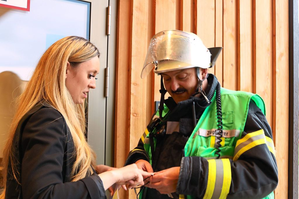 Die Hotelangestellte Emma Ziegele und Zugführer Andreas Völker haben im Bereich der Brandmeldezentrale Klärungsbedarf.