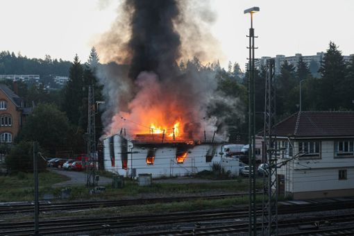 Beim Eintreffen der Feuerwehr brannte die Werkstatt lichterloh.  Foto: Marc Eich