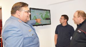 Probealarm: Marc Lippe (links) erläutert die Funktionsweise des Rescue-Track Monitor. Fotos: Nölke Foto: Schwarzwälder-Bote