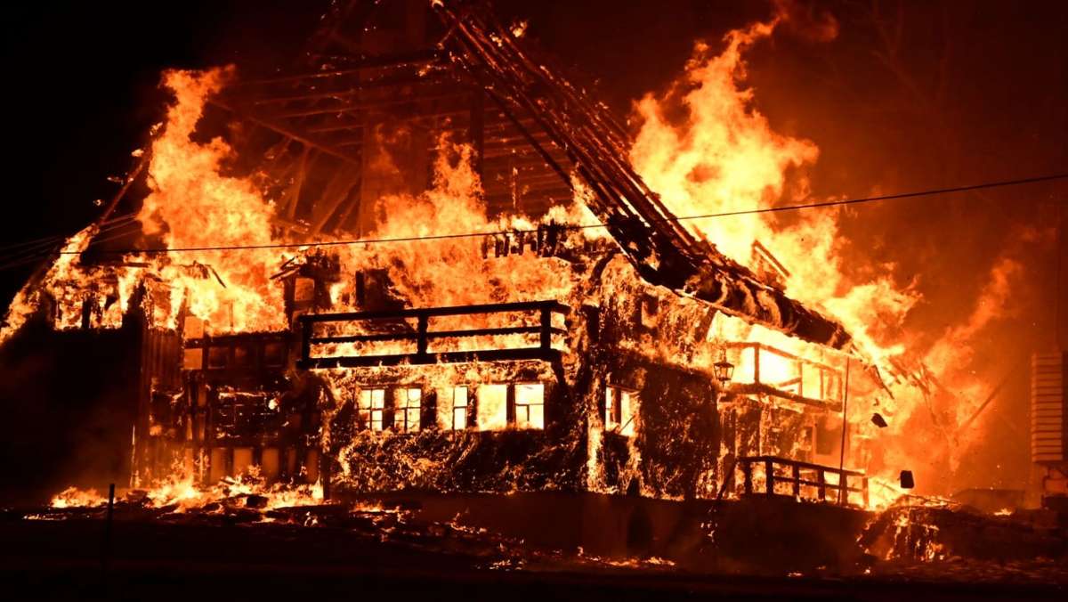Großbrand bei Königsfeld: Alter Schwarzwaldhof in Buchenberg steht in Flammen