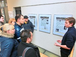 Lukas Damm führte eine Gruppe des Integrations-Sprachkurses der Volkshochschule durch die Ausstellung. Foto: Högerle Foto: Schwarzwälder-Bote