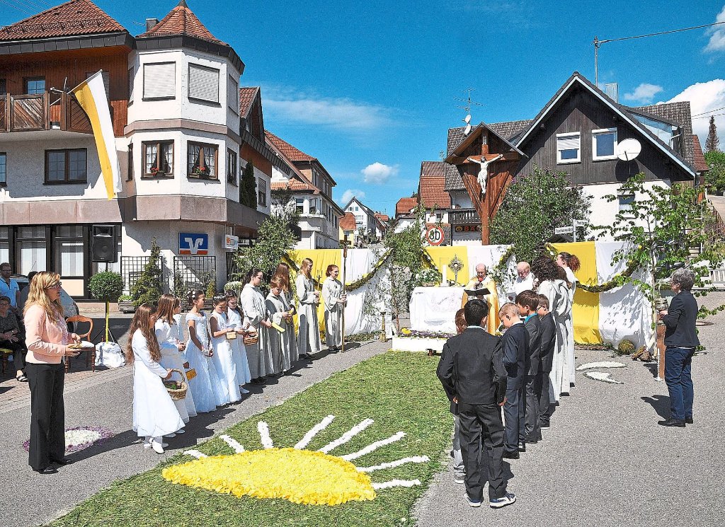 Zu einem großen Festtag avancierte das Fronleichnamsfest in Lützenhardt. Hunderte Christen beteiligten sich an der Prozession entlang prachtvoller Blumenteppiche, die mit imposanten Blüten- und Farbzusammenstellungen alle Blicke auf sich zogen. Eine Bravourleistung der vielen Helfer. Kindergarten- und Kommunionkinder streuten Blumen.