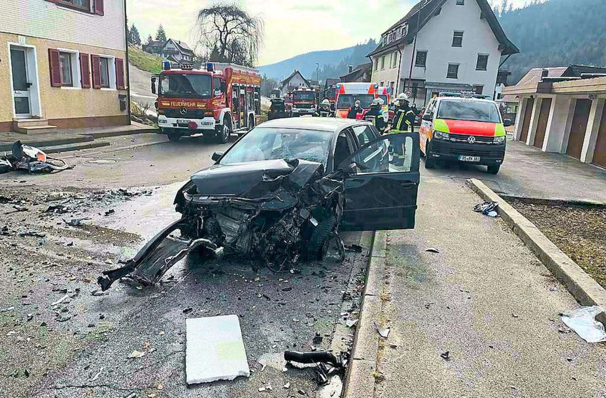 Schwerverletzte in Mitteltal: Betrunkener kracht voll in den Gegenverkehr - Verursacher in Lebensgefahr