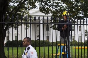 Nach Ansicht von Gutachtern braucht das Weiße Haus, der Dienstsitz des US-Präsidenten Barack Obama, einen höheren Zaun.  Foto: dpa