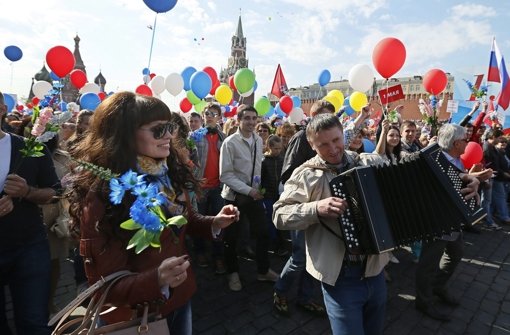 Erstmals seit dem Zusammenbruch der Sowjetunion sind in Moskau mehr als 100.000 Menschen bei der traditionellen Parade der Gewerkschaften zum 1. Mai über den Roten Platz marschiert.  Foto: EPA