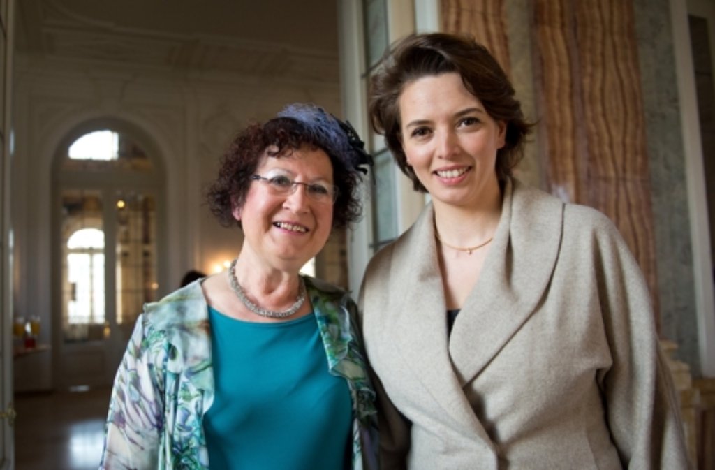 Baden-Württembergs First Lady Gerlinde Kretschmann (links) mit Ministergattin Tülay Schmid
