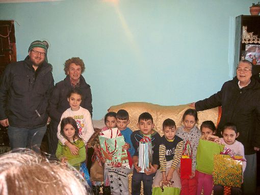 Beim Besuch kinderreicher Familien in Oradea freuten sich die Kinder riesig über die mitgebrachten Geschenkpäckchen von Schulen aus Villingen und St. Georgen.  Foto: Rösch Foto: Schwarzwälder-Bote