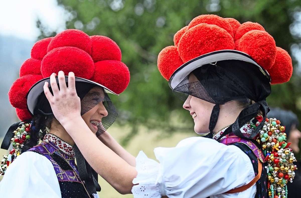 Unverheiratete Frauen tragen den Hut mit roten Bollen. Foto: dpa