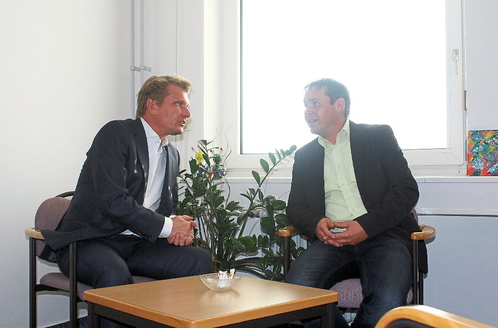 Bundestagsabgeordneter Thomas Bareiß (links) besuchte die Lea in Meßstetten und sprach mit Leiter Frank Maier. Foto: Scheible