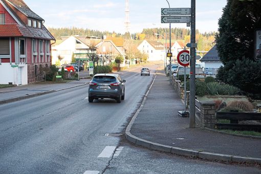 In der Schömberger Straße der Ortschaft Langenbrand wurde ein Geschwindigkeitsdisplay ­aufgestellt. Foto: Krokauer