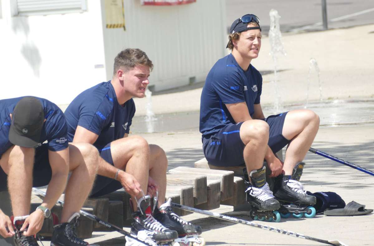 Die Schwenninger Wild Wings und U20-Spieler schnüren der Inline-Skates für den Dreh des neuen Einlauftrailers. Foto: Bombardi