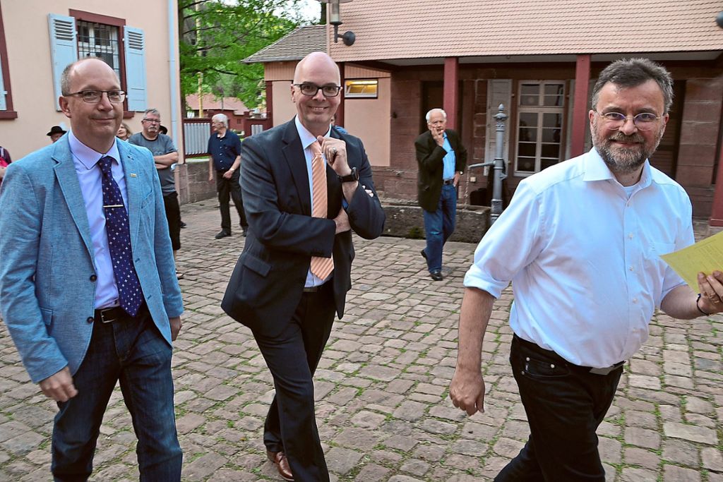 Beim zweiten Wahlgang am 27. Mai wollen Thomas Braune (links) und Heiko Stieringer (vorne Mitte) erneut antreten. Wahlleiter war Noch-Bürgermeister Holger Buchelt (rechts).