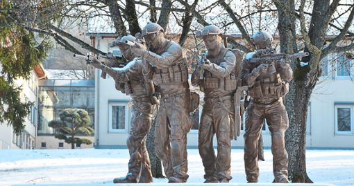 Das Denkmal auf dem Kasernengelände in Calw zeigt das Kommando Spezialkräfte (KSK) in Aktion.  Foto: Kraufmann