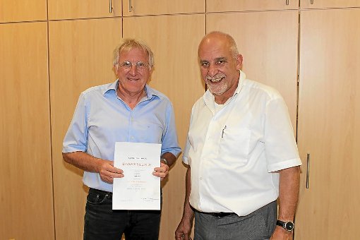 Klaus Grüner (links) wurde von Schulleiter Udo Trost zum 40. Dienstjubiläum   geehrt Foto: Schulverbund Foto: Schwarzwälder-Bote