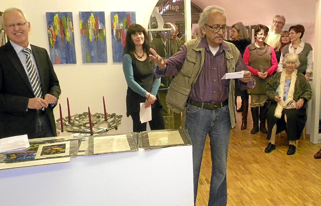 Der indische Künstler Baniprosonno (Mitte) zeigt seine Werke in der Rathausgalerie. Foto: Bombardi Foto: Schwarzwälder-Bote