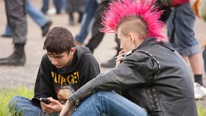 Renitente Punks werfen AfD-Stand um