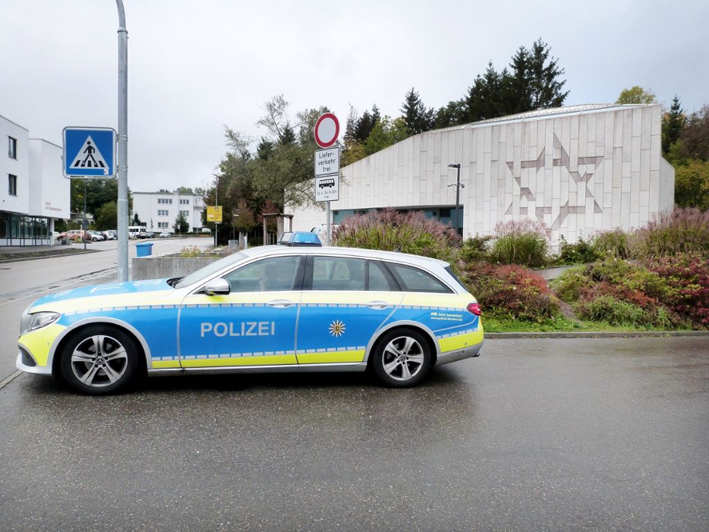 Nach dem Anschlag in Halle: Die Polizei sichert die Rottweiler Synagoge.