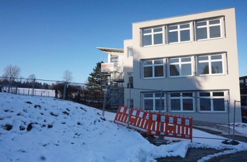 Die Ludwig-Uhland-Schule in Schömberg ist inzwischen erweitert worden. Für die Sanierung gibt die Gemeinde rund drei Millionen Euro aus. Sie bekommt Zuschüsse in Höhe von 1,16 Millionen Euro. Foto: Krokauer