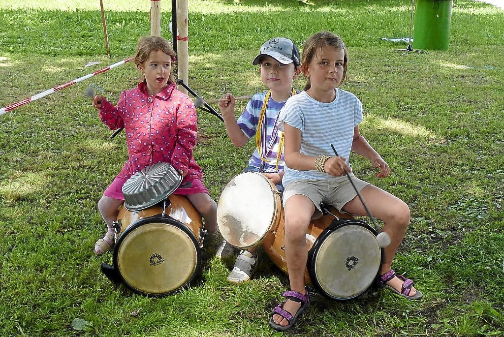 Mit südamerikanischen Rhythmen unterstrichen die Kindergartenkinder ihr Engagement für Brasilien. Foto: Schweikardt Foto: Schwarzwälder-Bote