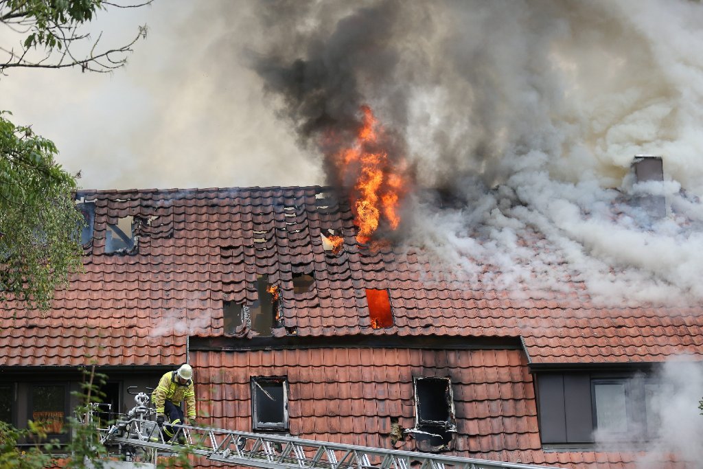 Der Landgasthof Mühlstein in Frickenhausen ist Opfer der Flammen geworden. Der Dachstuhl des Gebäudes brennt am Samstagmorgen lichterloh.