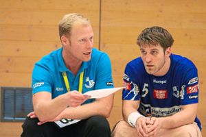 René Wismar (links) und Spielertrainer Klaus Schuldt tüfteln die Strategie für das Spiel gegen Mitaufsteiger Viernheim aus. Foto: Kara