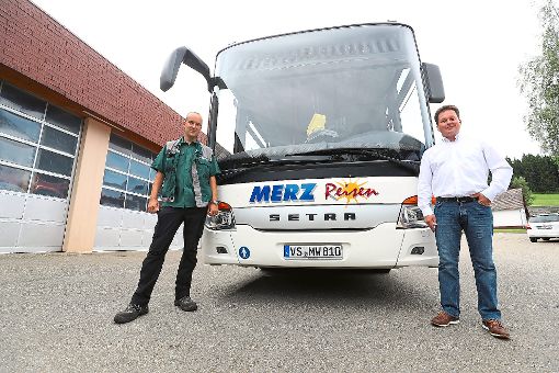 Peter Glienke (links) und Dirk Albert sind für die Sicherheit der Busse bei Merz-Reisen zuständig. Foto: Schwarzwälder-Bote