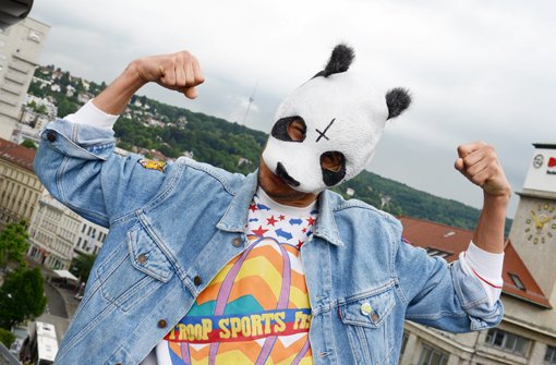 Rapper Cro war der musikalische Senkrechtstarter des Jahres 2012. Hinter dem Mann mit der Pandamaske steckt das kleine Stuttgarter Label Chimperator Productions: ein enthusiastischer Haufen Hip-Hop-Freaks, die 2013 auch in anderen Genres Erfolg haben wollen. Foto: dpa