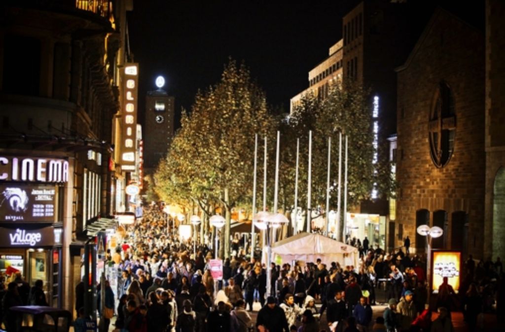Gedränge in der Königstraße: Einkaufen bis Mitternacht steht am Samstag unter dem Motto: „Frühlingserwachen“ Foto: PPfotodesign