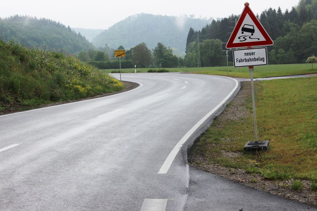 Statt Beruhigung bringt die scharfe Kurve am Ortsausgang nach Neckarhausen Motorradspaß. Foto: Schwind